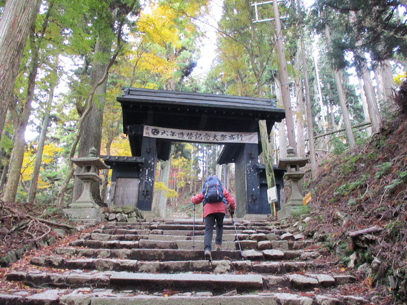 石段をひたすら登る