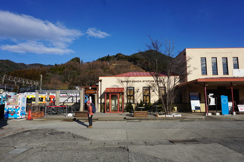 レトロな感じの駅舎